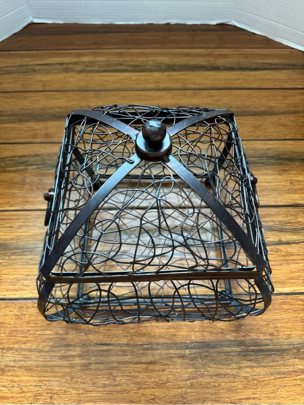 Rustic French Style Wire Metal Basket with Lid